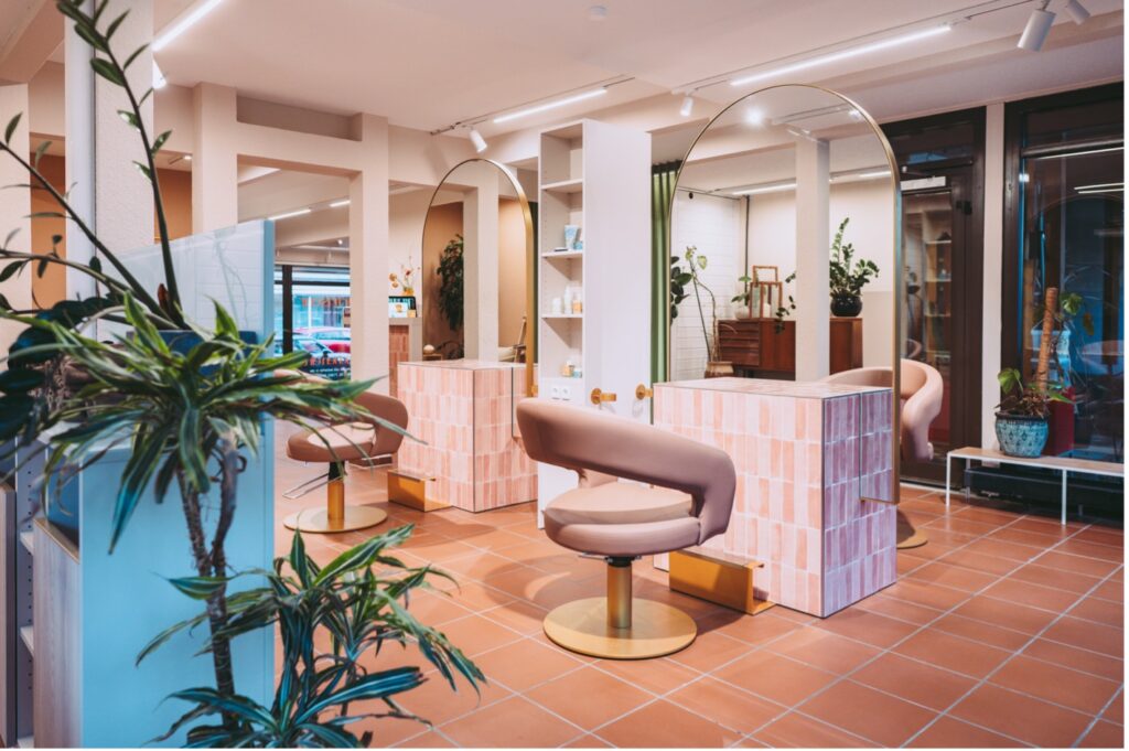 Blick in Salon Cutterisland Naturfriseur. Natürliche Farben prägen die stilvolle Atmosphäre des Salons